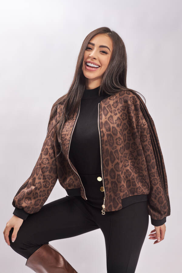 ⁦سترة نسائية مطبوعة⁩ - الصورة ⁦3⁩